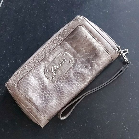 Guess Clutch - Picture 1 of 5